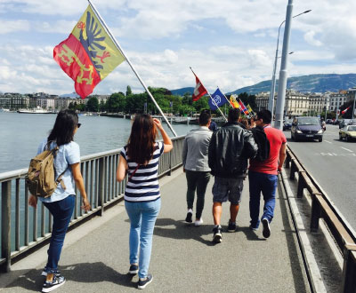 Pessoas atravessam ponte na Suíça