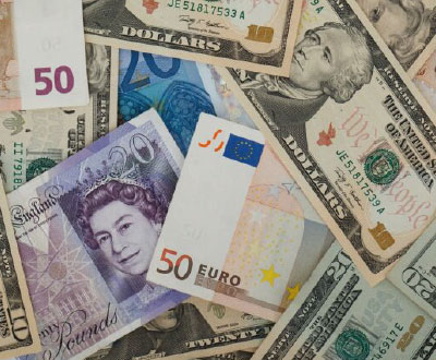 Notas de dólares, libras e euros